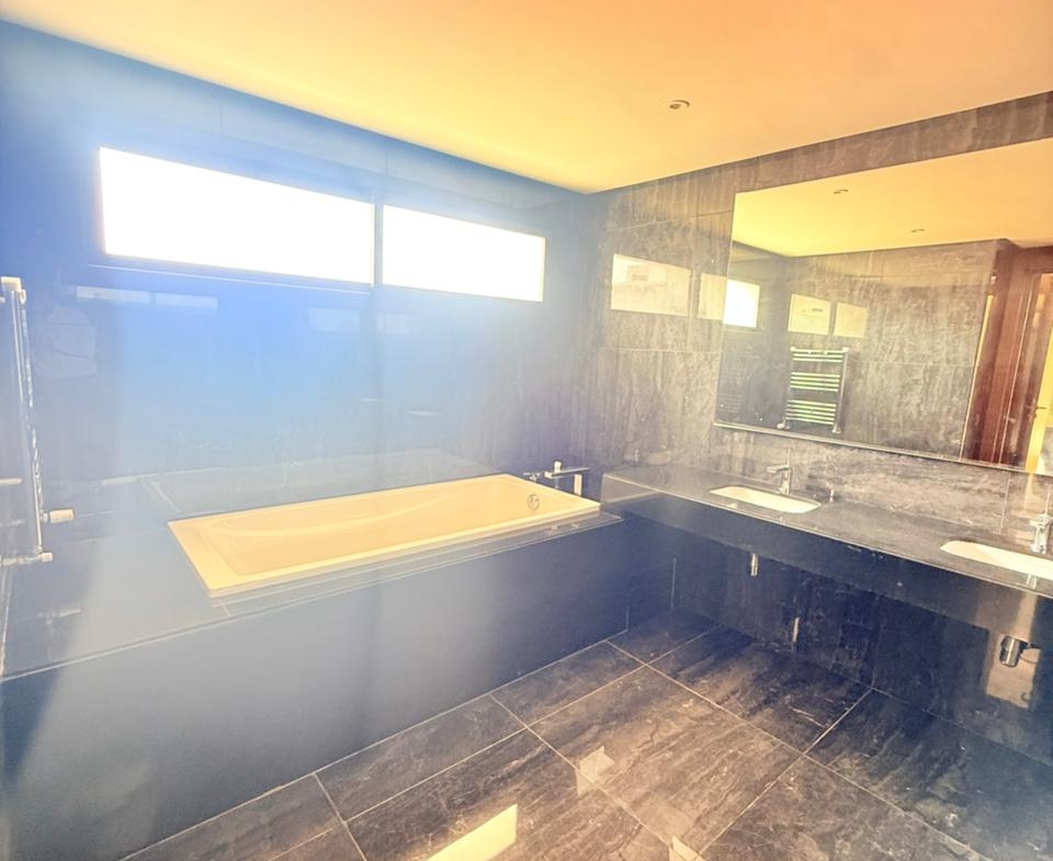 8f2f9572 Bc09 4f01 8da6 Eed316a820c6